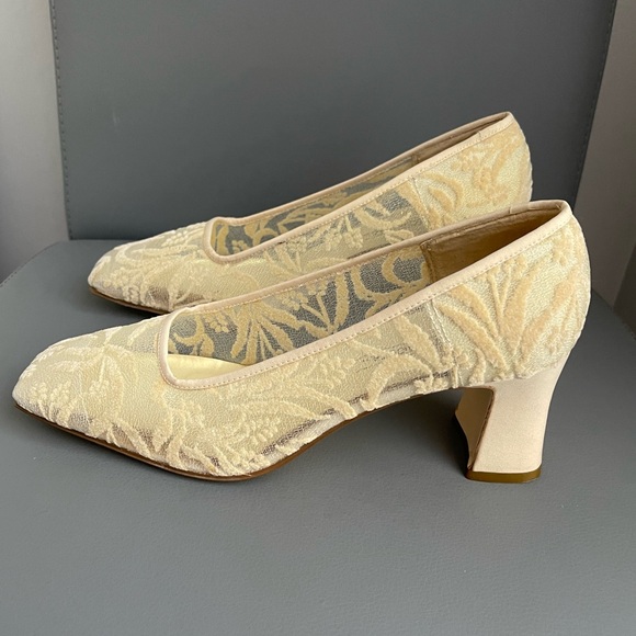 Studio Roma Shoes - Studio Roma Ivory Mesh Flocked Fabric Floral Design Wide Heel Leather SoleSize 9
